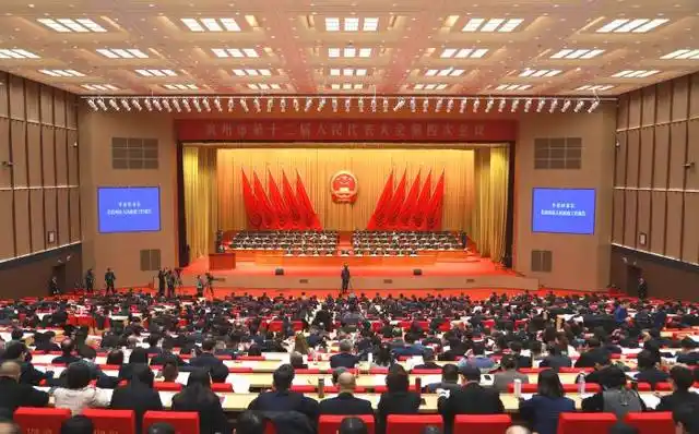 陳玉娟區(qū)長：加速城區(qū)等地?zé)峁┡娲?打造地?zé)崮芤?guī)?；谜椿瘶影?地大熱能